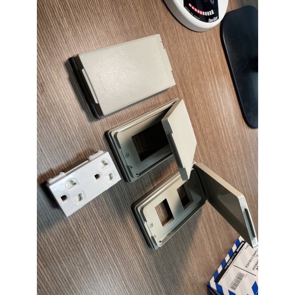 Mặt che mưa chống nước cho công tắc ổ cắm điện 2 thiết bị WEG7902, Panasonic chính hãng