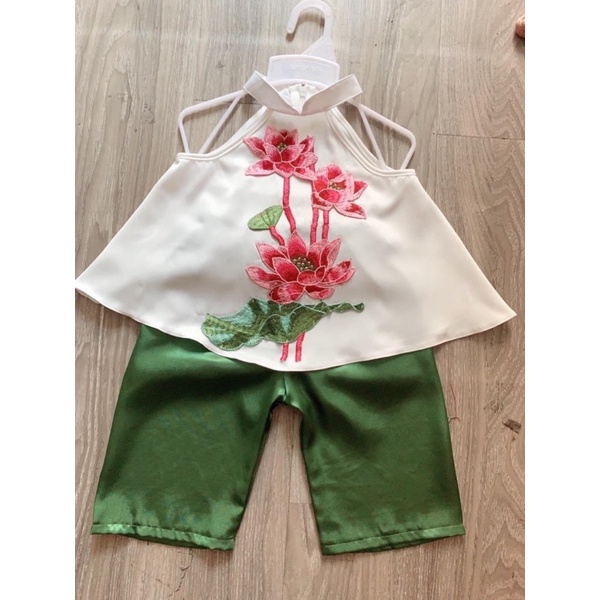 Yếm đào thêu/ bà ba sen thêu hàng thiết kế cho bé gái