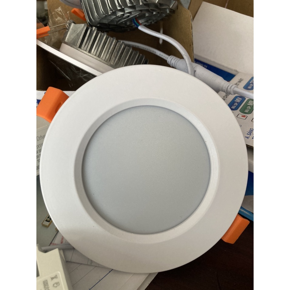 Đèn led âm trần viền trắng đế Đúc