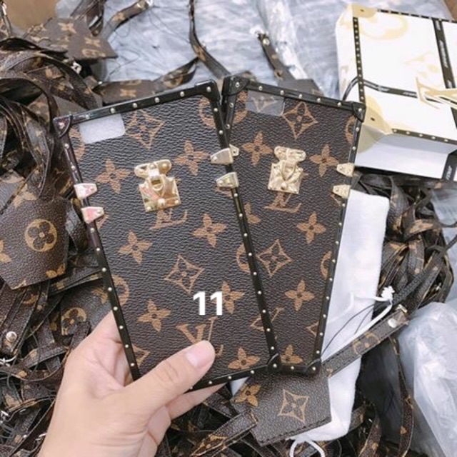 Mẫu ốp thương hiệu tán đinh lưng sần cho Iphone