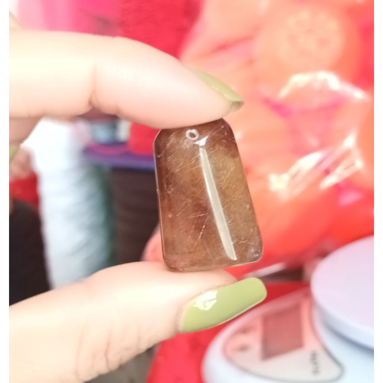 Mặt dây chuyền trụ đá thô tóc đỏ mệnh hỏa thổ