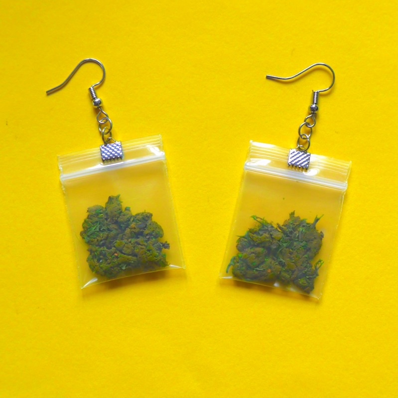 Khuyên tai gói lá ngải sành điệu