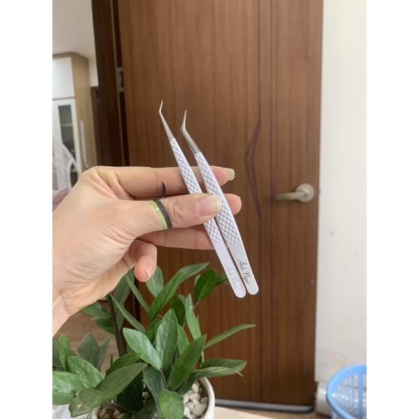 Nhíp hoa hồng đen trắng