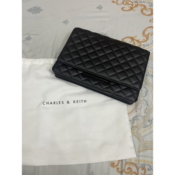 Túi đen trám charles&keith thanh lý