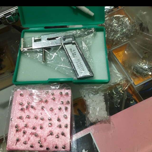 Dụng cụ bấm lỗ tai