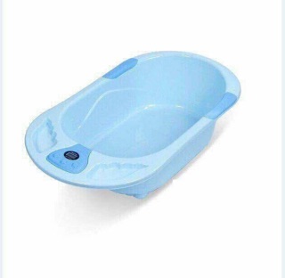 Chậu tắm đo nhiệt độ nước cho bé