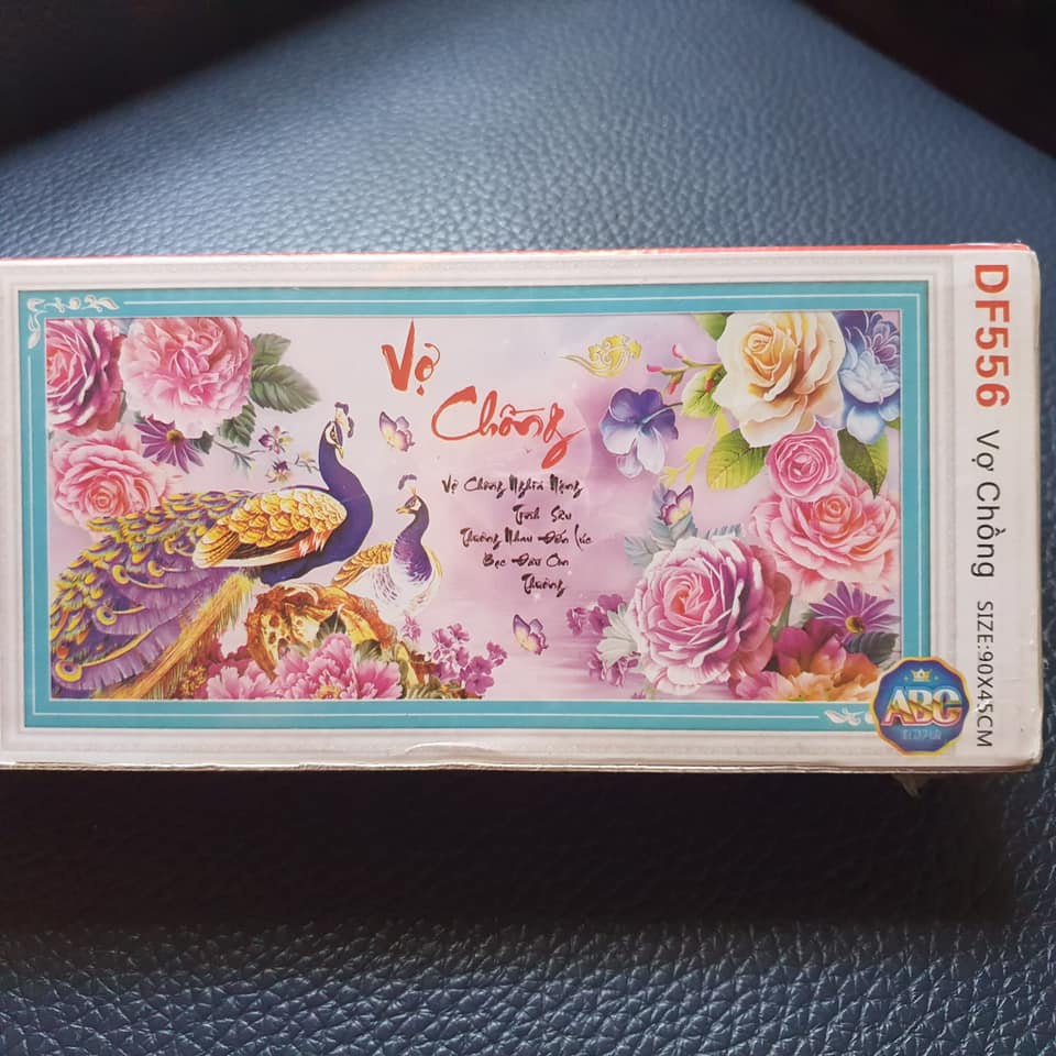 Tranh đính đá vợ chồng KT:90x45cm. Tranh gắn đá chưa gắn.