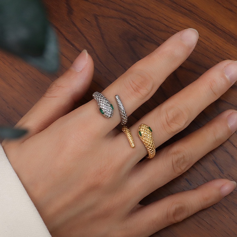 Nhẫn Rắn Mắt Xanh Titan Ko Đen TT 4300