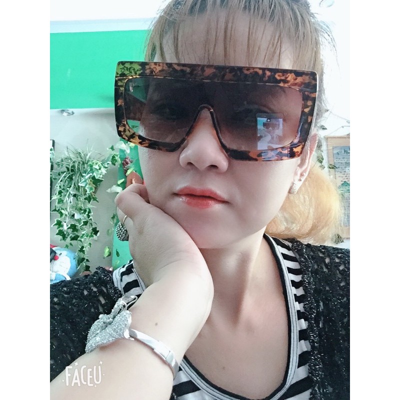 Kính mát tuyển tặng son