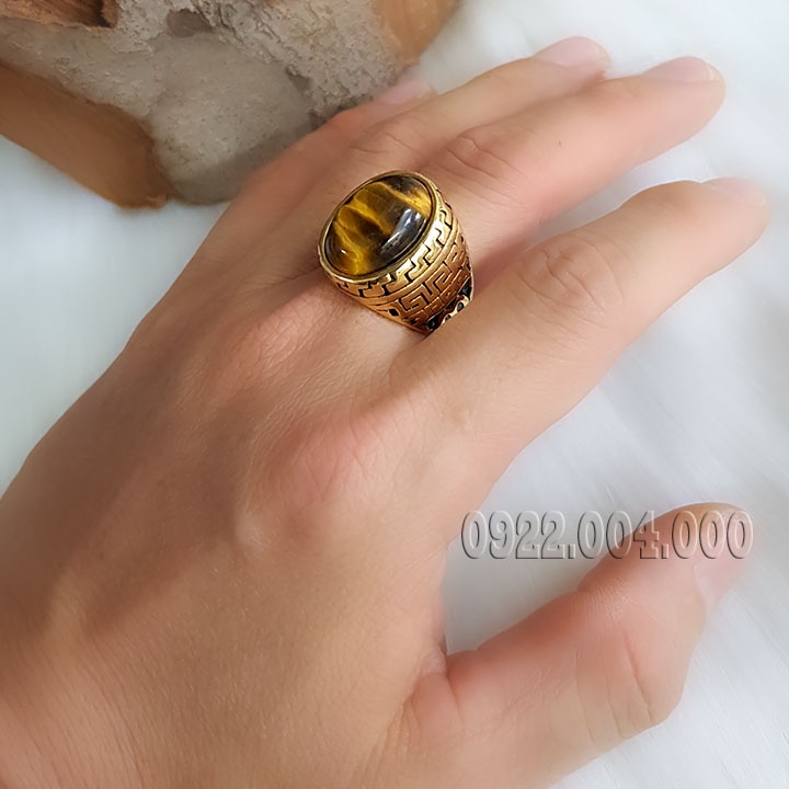 Nhẫn nam mặt đá kiểu mắt hổ.