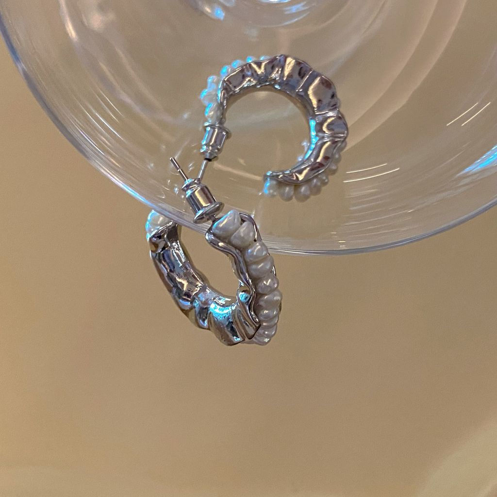 Khuyên tai tròn gợn sóng bất đối xứng phối ngọc trai phong cách retro hiphop 19A1552