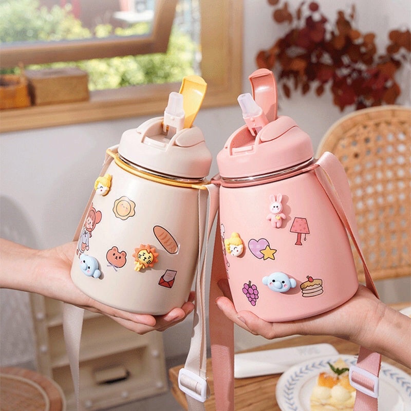 Bình Giữ Nhiệt 900ml Mẫu Mới inox 304 Có Dây Đeo, Sticker, Ống Hút