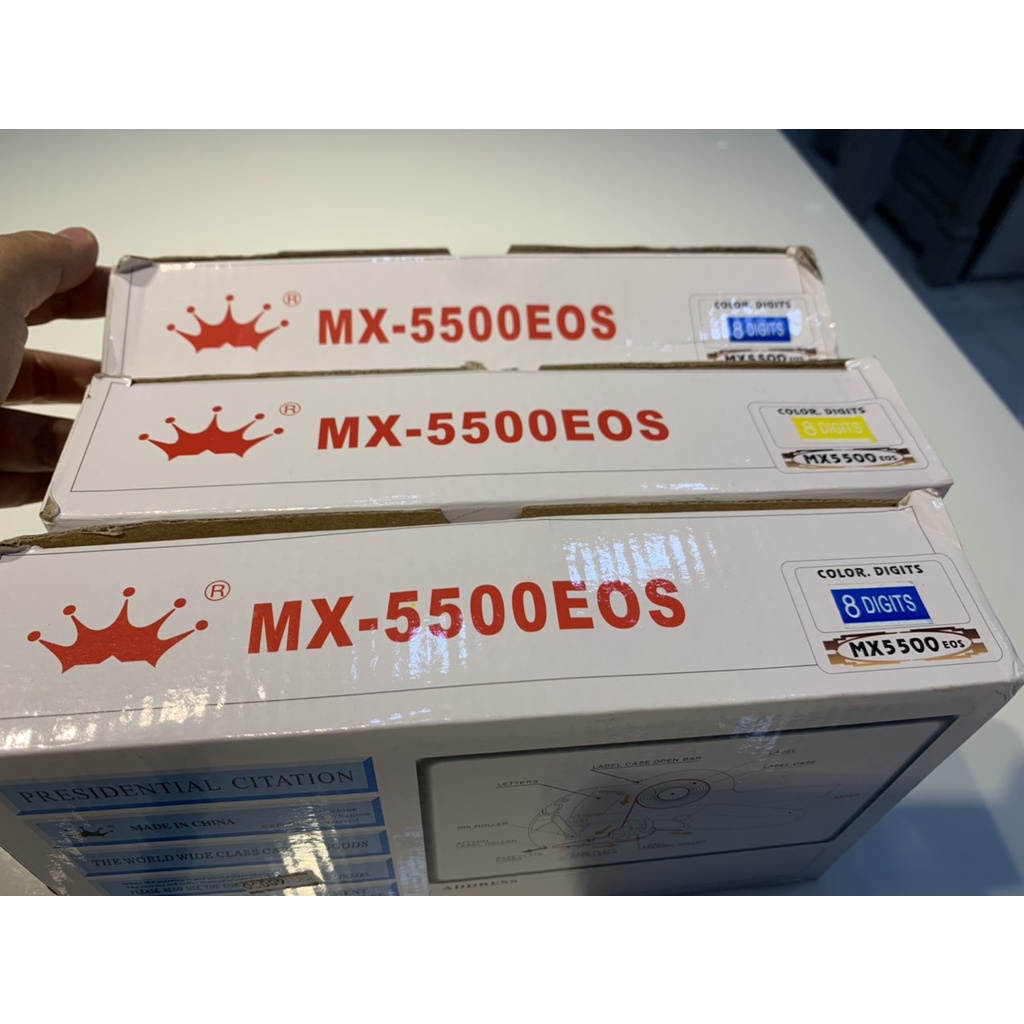 MÁY BẤM GIÁ TIỀN MX5500 EOS CÓ NẮP ĐẬY CHỖ ĐỰNG TEM GIÁ - TẶNG KÈM 2 HỘP MỰC VÀ 1 CUỘN TEM GIÁ