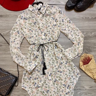 Váy vintage hoa nhí. Chất liệu vải voan. Bên trong kèm váy 2 dây. Hàng free size. Kèm thêm belt độc đáo nhé!