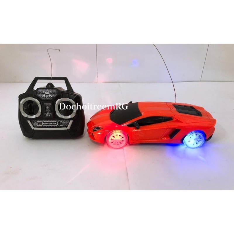 Xe đua điều khiển từ xa có bánh xe phát sáng