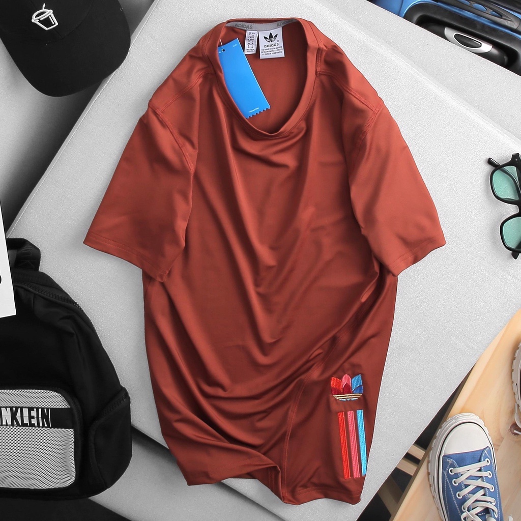 Áo Adidas tay ngắn logo thêu bên dưới
