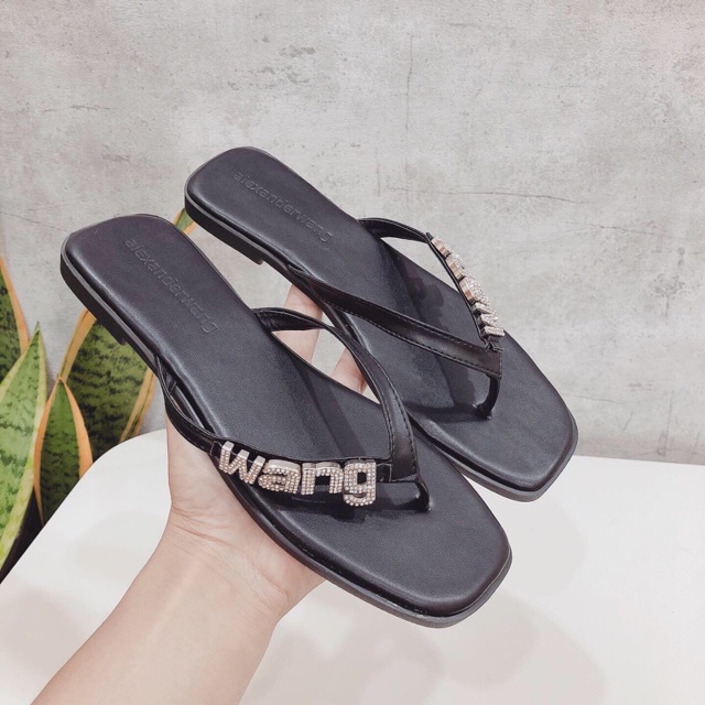 Dép xỏ ngón nữ