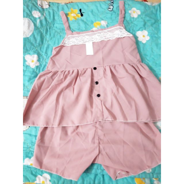Bộ ngủ lụa quần đùi dáng babydoll phối ren và nút form rộng rãi cho chị em dưới 60kg mặc vừa, thích hợp mặc nhà mặc ngủ