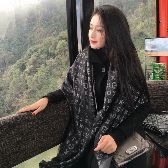 Khăn Choàng Vuông Lv nhũ