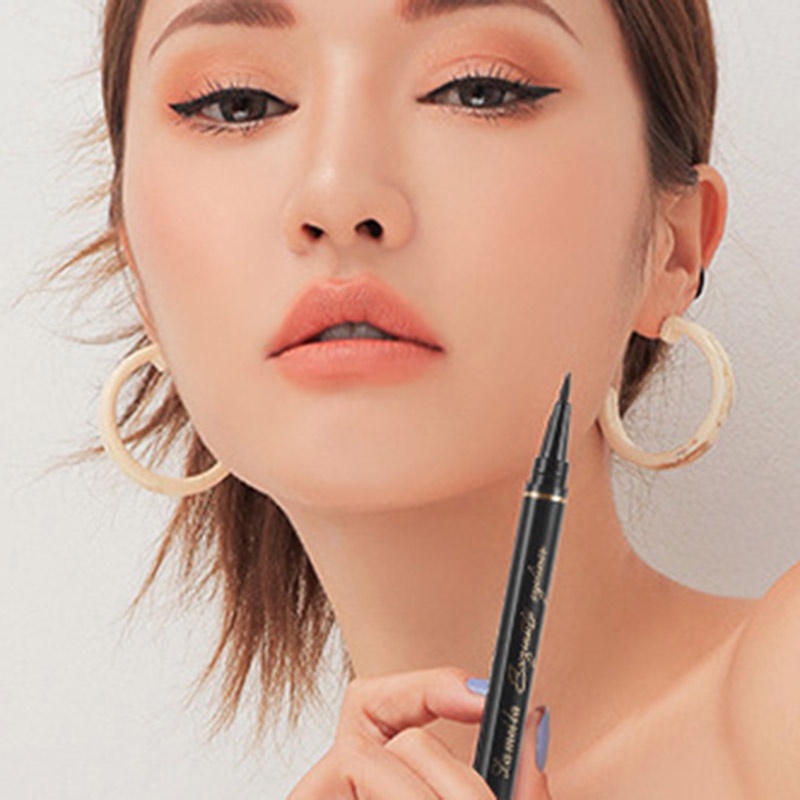 Bút kẻ mắt dạng lỏng màu đen lâu trôi cao cấp