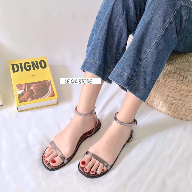 Sandal quai mảnh.