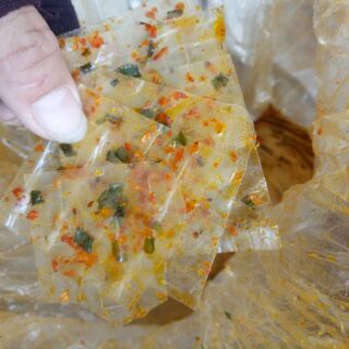 Bánh tráng trộn sate hành tôm