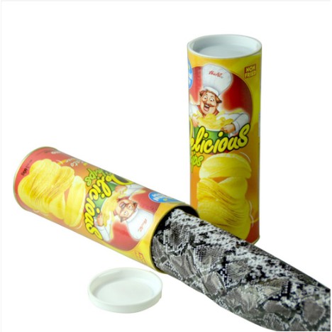 Đồ chơi con rắn giả bên trong hộp bánh snack dùng để trêu bạn bè-HCM