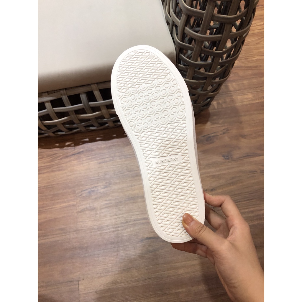 Giày lười nam da thật Burberry BBR thiết kế trẻ trung với họa tiết caro kinh điển của thương hiệu