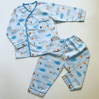 Pyjama tay dài cho bé hình những chú cá vui vẻ, vải thô lụa 100% cotton thoáng mát.