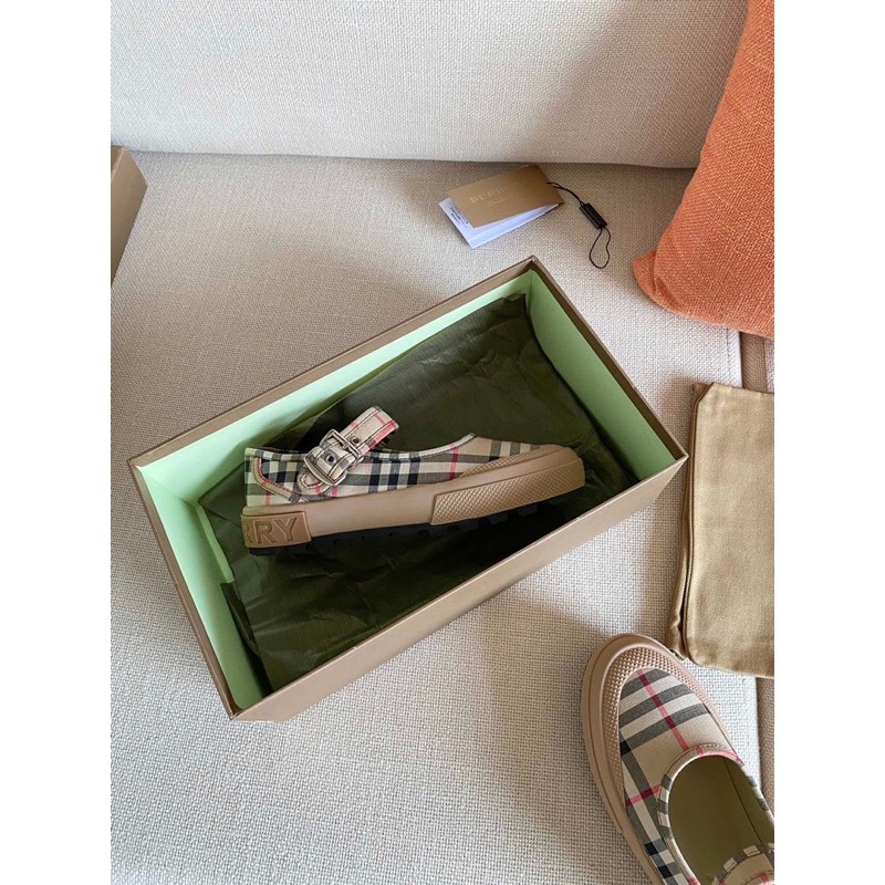 Giày búp bê thời trang nữ Burberry da thật cao cấp, thiết kế quai điệu đà chỉnh thắt được, phía sau giày có chữ BBR.