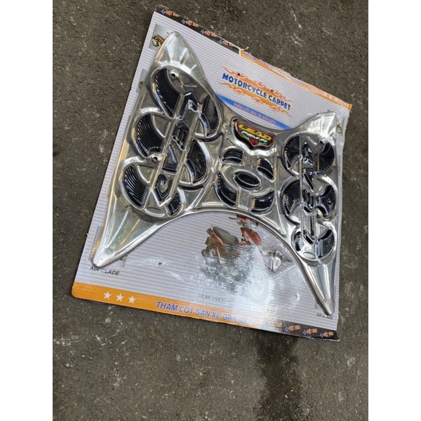 Thảm Để Chân Xe Lead Inox 2017-2022 Gắn Zin Đẹp