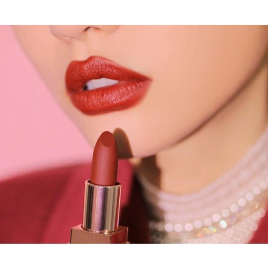 SON 3CE MATTE LIP COLOR VỎ VÀNG MÀU 228 RED SEVENTIES – MÀU ĐỎ TRẦM PHA CAM HỒNG