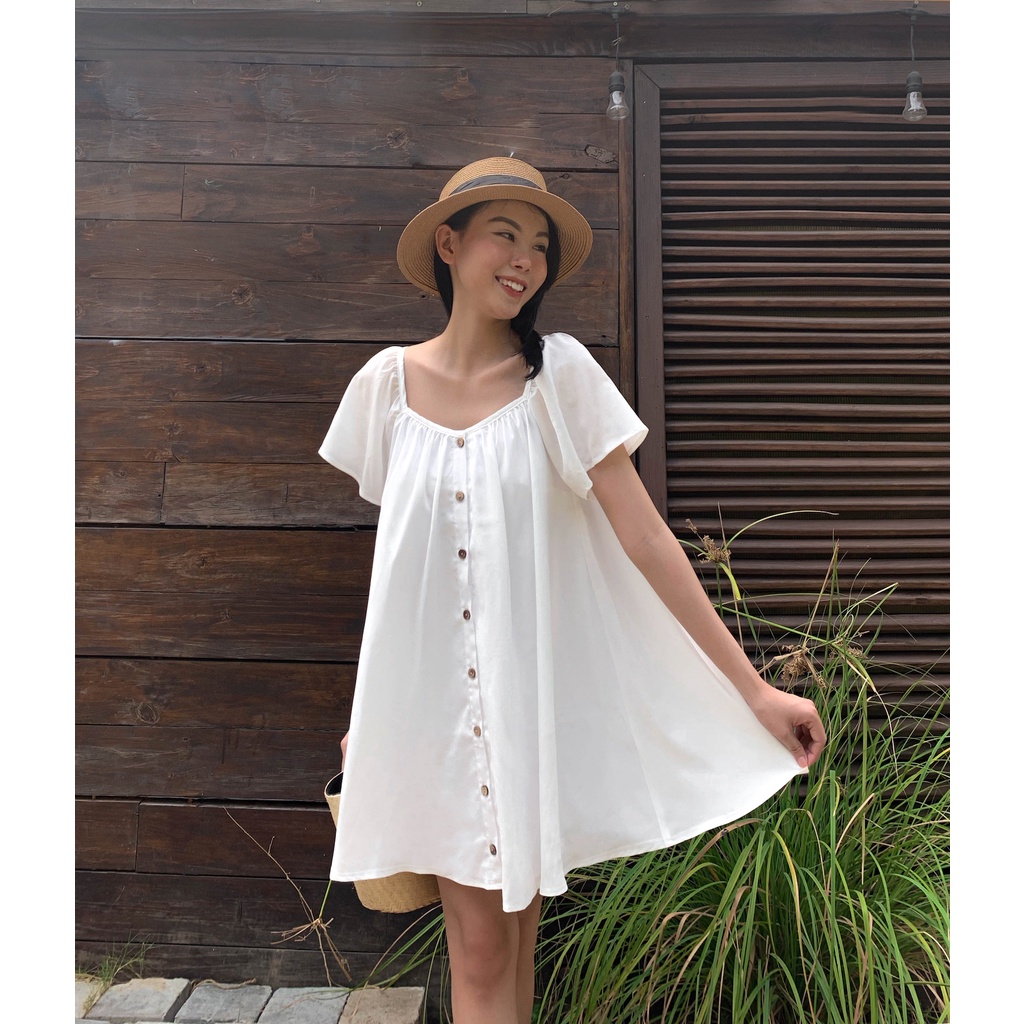 Đầm xoè baby doll LASSY DOLL DRESS nút gỗ màu trắng