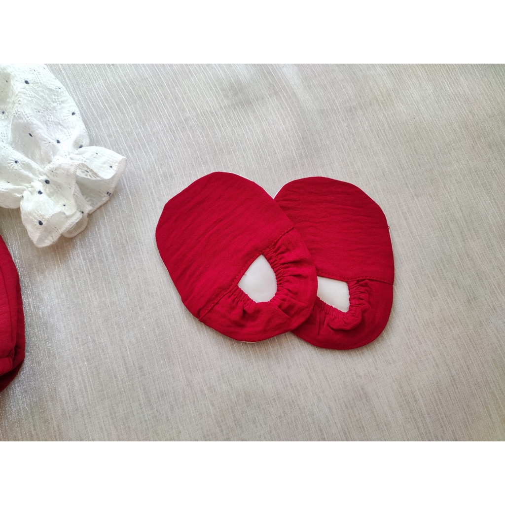 Set body yếm đỏ cho bé gái kèm mũ và giày vải chất liệu đũi Hàn mềm mại ⚡𝗙𝗥𝗘𝗘𝗦𝗛𝗜𝗣⚡ Bodysuit cho bé gái sơ sinh siêu xinh