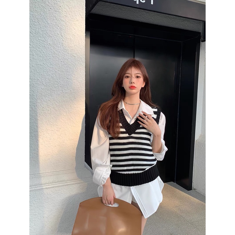 Áo gile sọc ngang Forgirl cổ V dáng ngắn Hàn Quốc