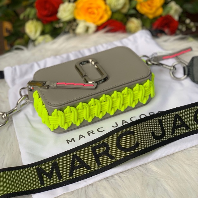 Túi Marc Jacobs Snapshot whipstitches da xám phối thiết kế dây thừng xanh neon độc đáo