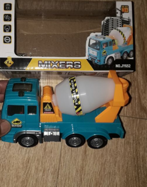 Một chiếc Xe bồn chạy Pin có nhạc và đèn Led rất đep_tặng kèm pin