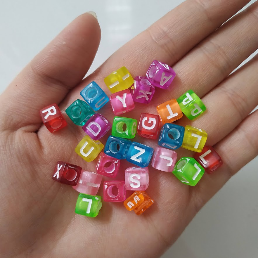 Gói 10-25gr hạt cườm nhựa in chữ cái - Nguyên liệu làm vòng tay, handmade