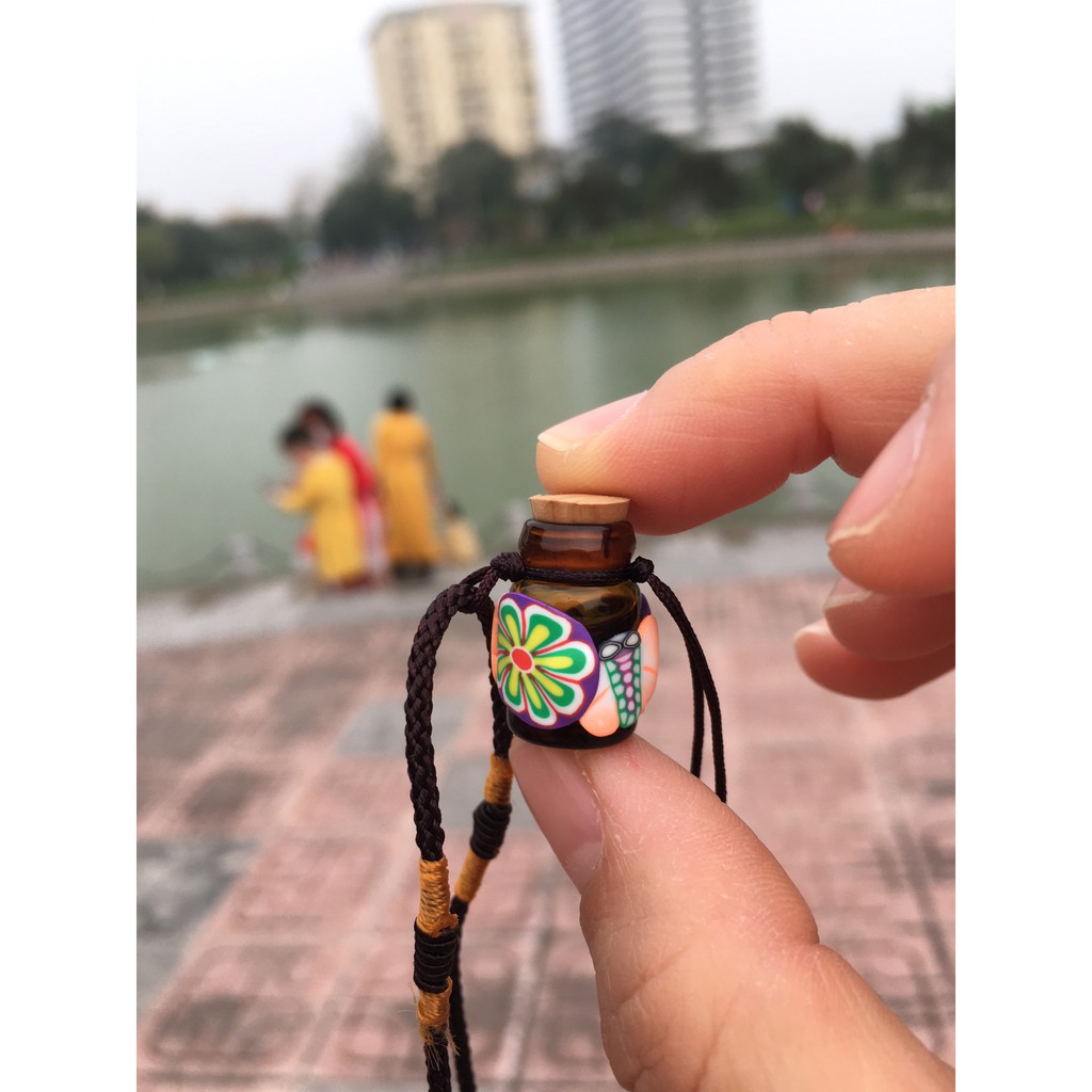 Tinh dầu trầm hương - lọ mini dùng để đeo cổ, vừa làm trang sức vừa có ý nghĩa phong thủy, kỵ tà, gió máy và hút may mắn