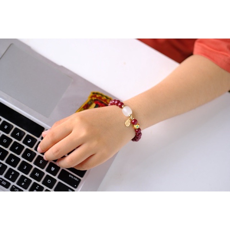 Vòng tay đá đỏ mix nhiều charm dành cho nữ mệnh hoả
