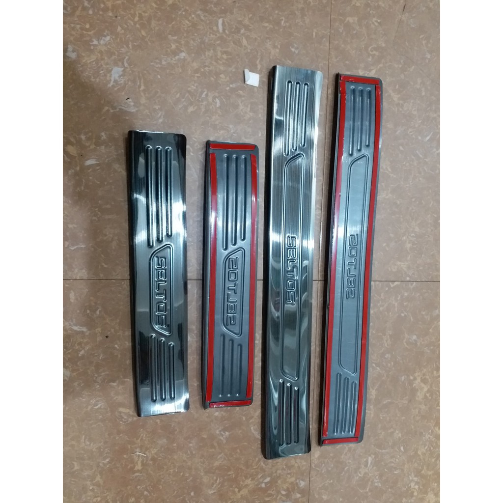 Bộ ốp nẹp buớc chân Ngoài titan Cho xe Kia Seltos 2019-2020