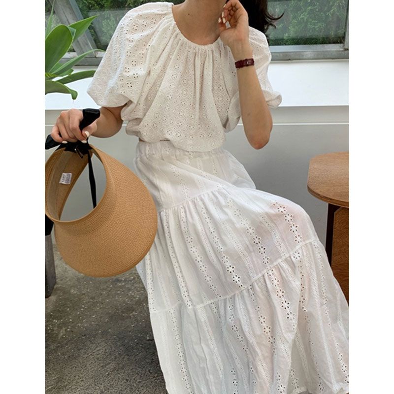 SET REN THÊU TRẮNG ÁO CROPTOP VÀ CHÂN VÁY XÒE DÀI