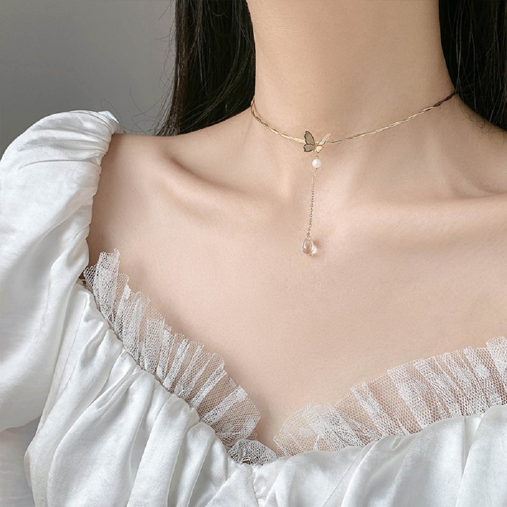 Vòng cổ choker đính hạt và bướm màu vàng đồng dễ thương cho nữ