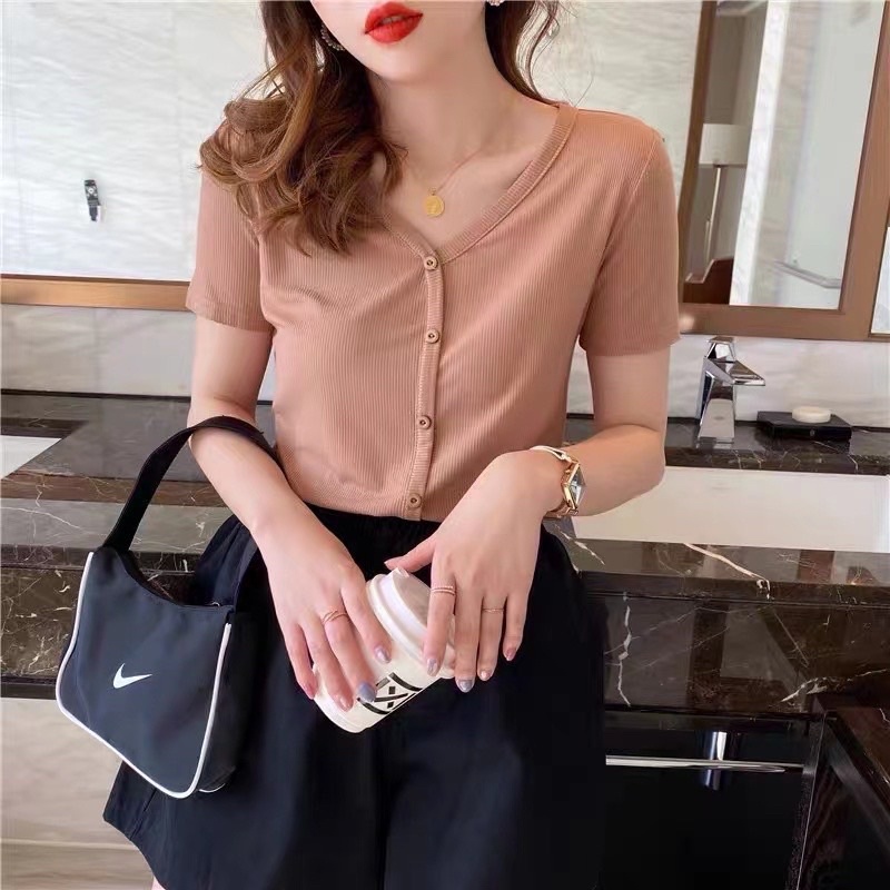 Áo thun tăm cổ tim cúc ngực