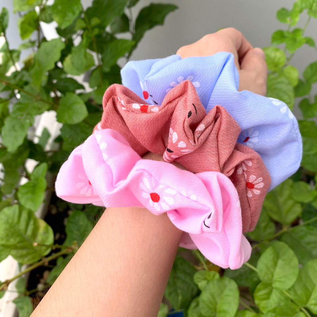 Cột vải scrunchies hoa cúc nhuỵ đỏ