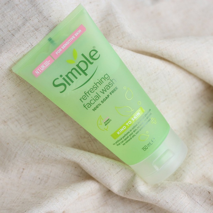 Sữa Rửa Mặt Simple dạng gel Kind To Skin Refreshing Facial Wash 150ml