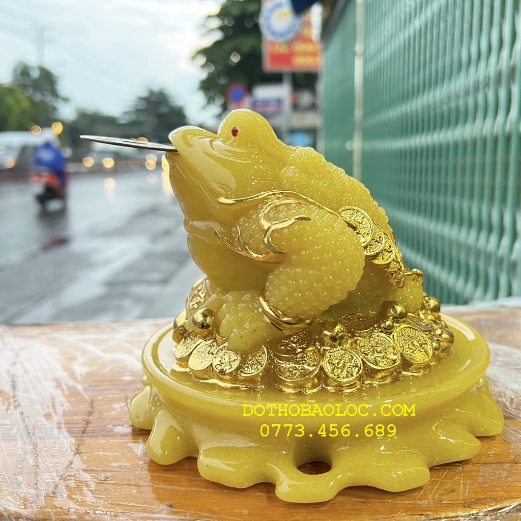 Thiềm Thừ phong thủy ( Cóc ngậm tiền vàng ) màu vàng bằng đá cao 12cm