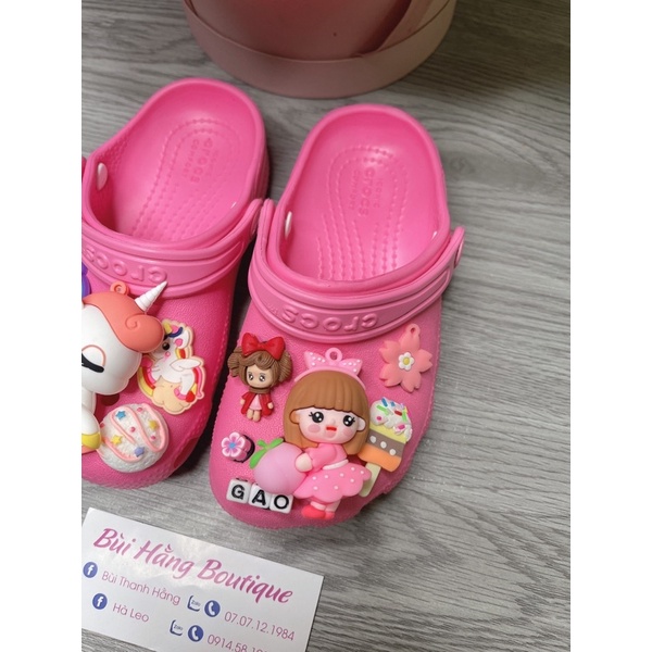 Dép cờ róc nhẹ pony béo và cô gái ôm quả đào