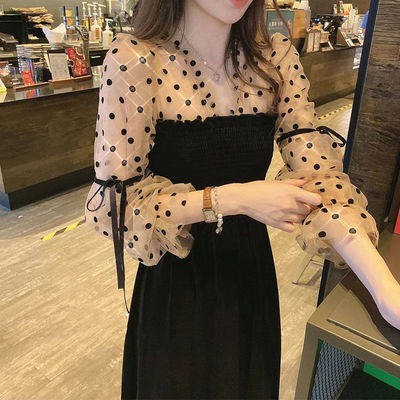 Đầu mùa thu 2021 phong cách mới thiết kế cổ chữ V cảm giác khâu lưới chấm bi váy kiểu Pháp trông có tính khí mỏng