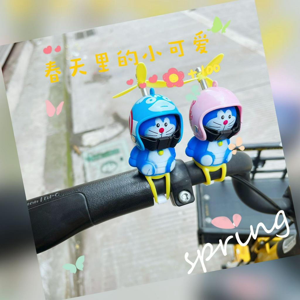 Doremon gắn xe máy, xe đạp, ô tô, gắn mũ bảo hiểm, Doraemon đội mũ bảo hiểm chong chóng, có đèn phát sáng. Trang trí xe